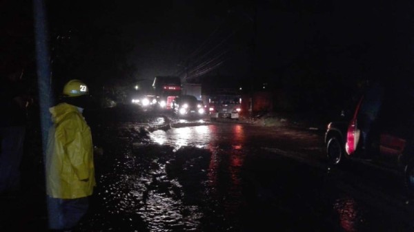 Motociclista es arrastrado por corriente de agua al cruzar vado