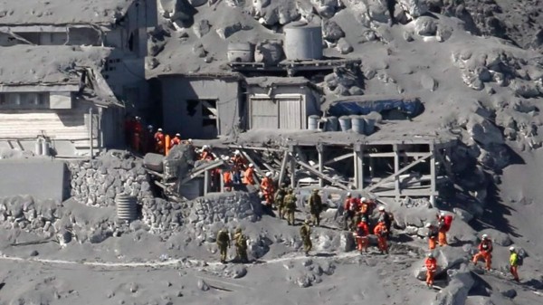 Japón: Autoridades estiman que hay 31 muertos por erupción del volcán
