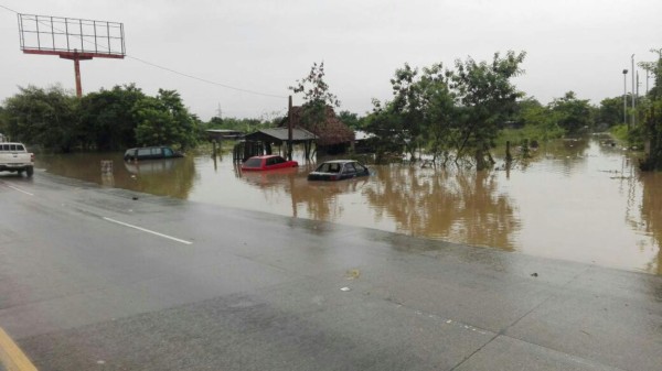 Inundaciones en La Lima obligan a familias a refugiarse en la autopista
