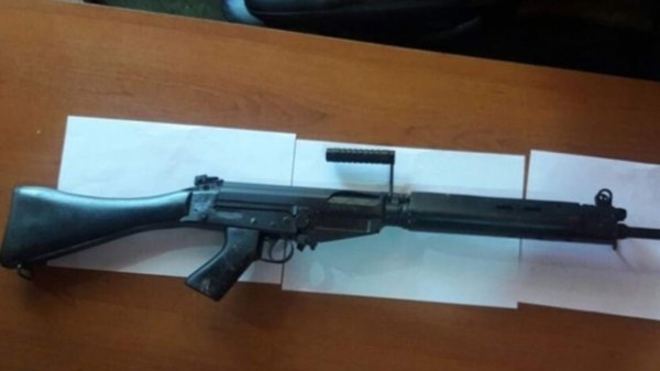 Roban armas a la policía y las reemplazan por juguetes