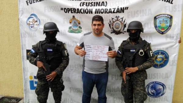 Capturan a doctora y su hijo por tenencia ilegal de armas