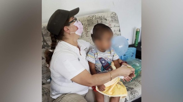 Madre hondureña pide que le regresen a su hijo de dos años abandonado en Veracrúz, México