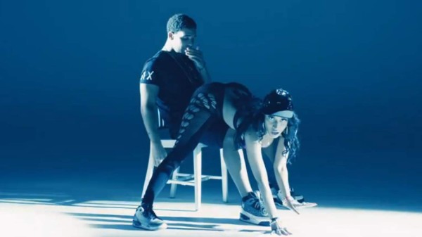 Una boa muerde a bailarina de Nicki Minaj antes de los MTV