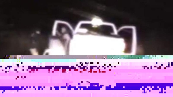 perro.125(800x600)Momentos donde el policía se salva de morir por la ayuda de su perro fiel. Foto YouTube.