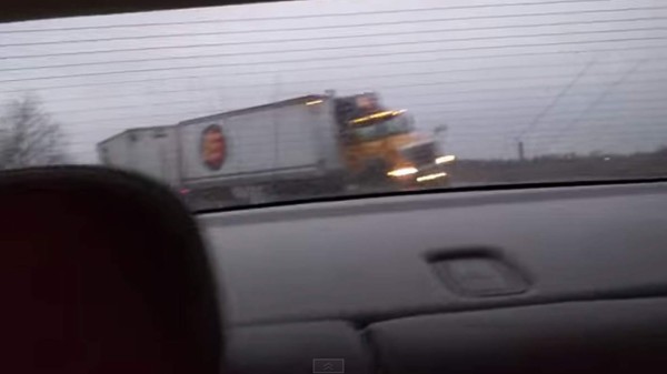 El momento cuando un vehículo casi es aplastado por un camión. Foto YouTube.