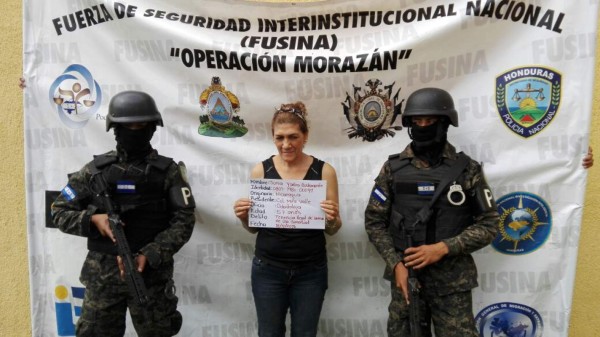 Capturan a doctora y su hijo por tenencia ilegal de armas