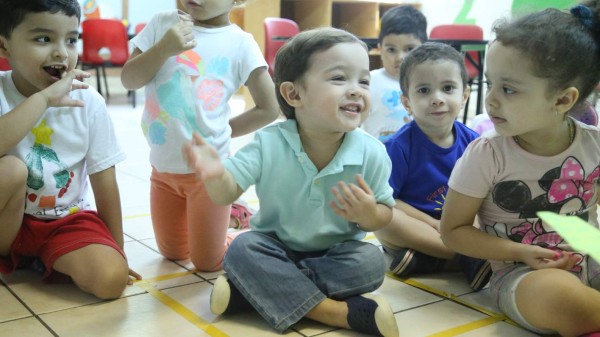 Niño de 3 años lee y cuenta en español, inglés y alemán