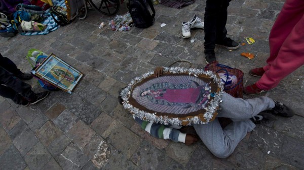 Mexicanos le rinden tributo a la virgen de Guadalupe