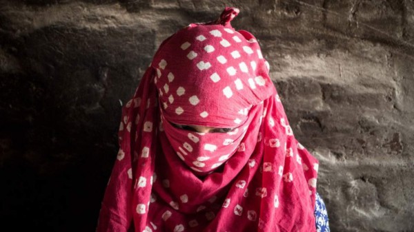 Castigan a latigazos a niña por no denunciar que su padre la violó