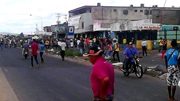 Video: Saqueos en Venezuela dejan un muerto