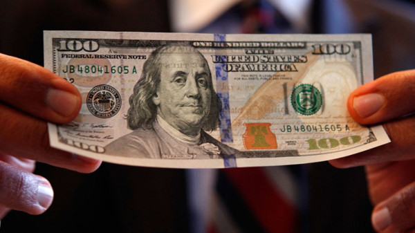 Estados Unidos reinventa el billete de 100 dólares con nuevas medidas de seguridad
