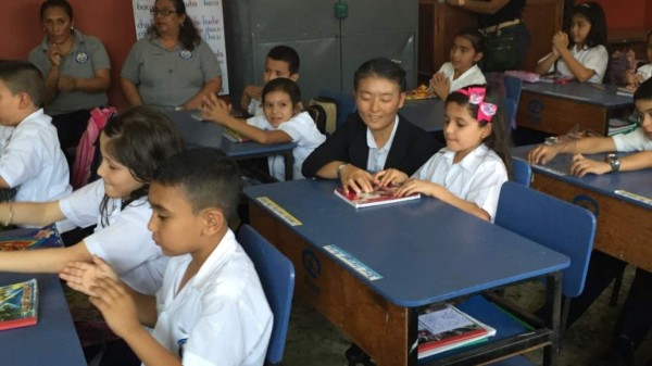 Voluntaria japonesa capacita a maestros hondureños en matemáticas