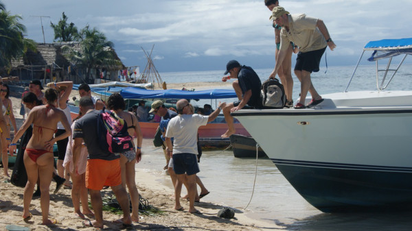 Canadienses visitan las playas del litoral