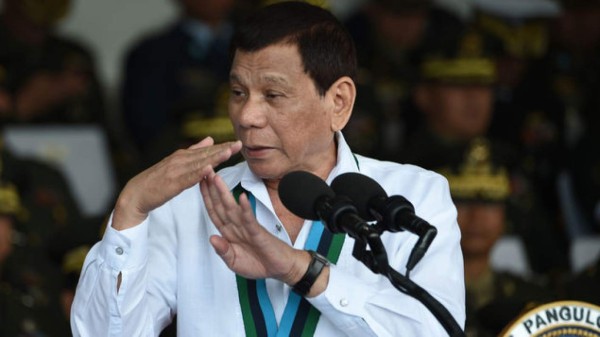 Presidente de Filipinas asegura que mascar chicle alivia la espalda