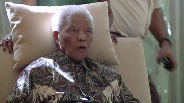Mandela abandona el hospital pese a su estado 'crítico”
