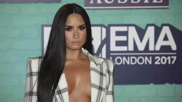 Demi Lovato impacta con sensual traje de baño