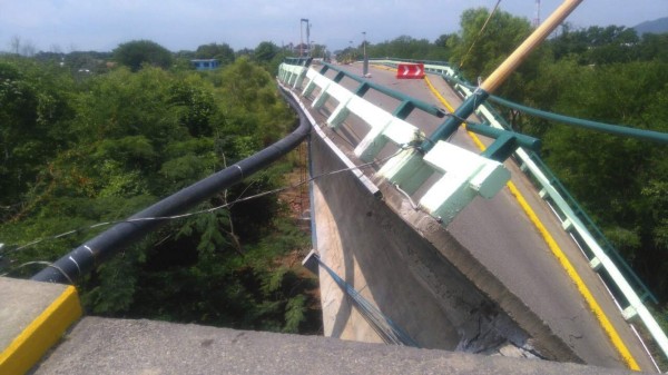 MEX20.IXTALTEPEC (MÉXICO), 23/09/2017.- Vista del puente que lleva al municipio de Ixtaltepec que cruza el río los Perros, al norte de Oaxaca (México) que colapsó hoy, sábado 23 de septiembre de 2017, durante un nuevo sismo de magnitud 6,4 que sacudió hoy el centro y sur del país, desatando las alarmas apenas cuatro días después de que otro poderoso terremoto de 7,1 causara alrededor de 300 víctimas. El movimiento telúrico se registró a las 07.53 hora local (12.53 GMT) y su epicentro se localizó 12 kilómetros al norte de Ciudad Ixtepec, en el sureño estado de Oaxaca, la misma zona donde el 7 de septiembre pasado un terremoto de 8,2, el más poderoso desde 1932, causara 98 fallecidos. EFE/Pedro Rasgado