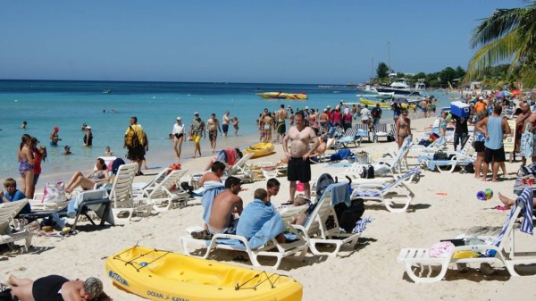 Unos 800 turistas llegarán cada semana a Roatán