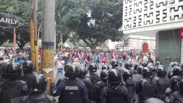 Policías hondureños durante la protesta en Tegucigalpa.