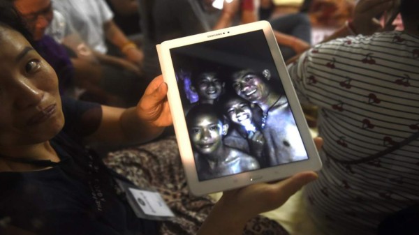 Tailandia: comienzan evacuación de niños atrapados en cueva