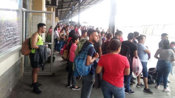 Abarrotada de viajeros luce la terminal de buses de San Pedro Sula