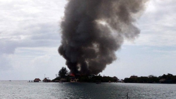 Incendio de grandes proporciones consume complejo turístico en Roatán