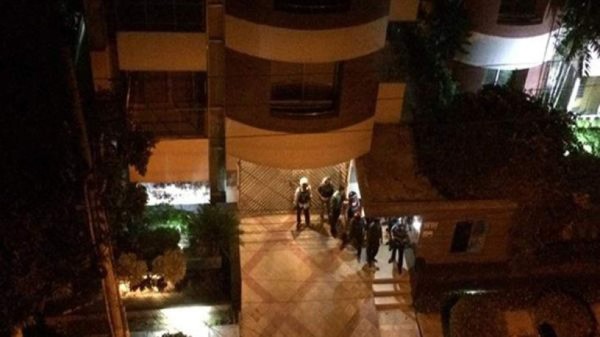 Reportan tiroteo y toma de rehenes por terroristas en Bangladesh