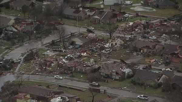Los tornados dejaron cientos de casas destruidas en el sector de Dallas-Fort Worth.