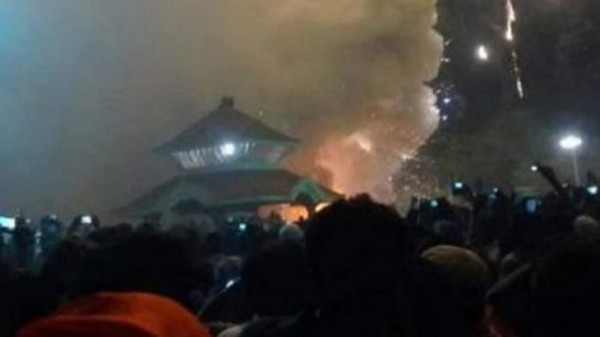 Más de 100 muertos en el incendio de un templo en India