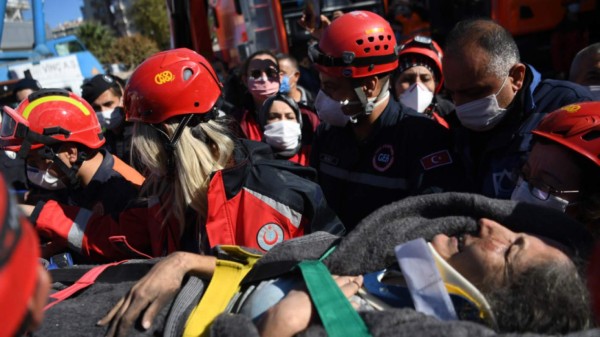 Carrera contrarreloj en Turquía para encontrar supervivientes del sismo
