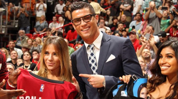 CR7 disfruta de sus vacaciones viendo al Miami Heat