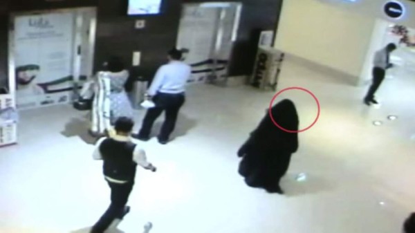 Mujer con burka asesina a maestra de EUA en mall