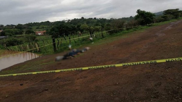 Sicarios asesinan a cinco hombres y los apilan en México