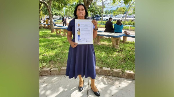 Doña 'Conchita' se graduó como pedagoga gracias al noble corazón de los lectores de Diario LA PRENSA