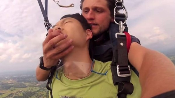 Afortunadamente el muchacho estaba acompañado de un instructor, quien supo cómo auxiliarlo. Foto YouTube.