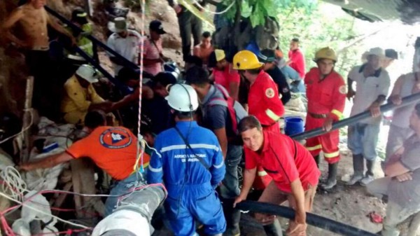 Al menos 15 atrapados tras derrumbe de mina en Colombia