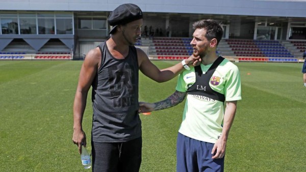 Ronaldinho acudió al entreno del Barcelona y se reencontró con Messi