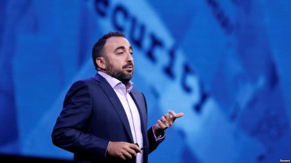 Renuncia el director de seguridad de Facebook