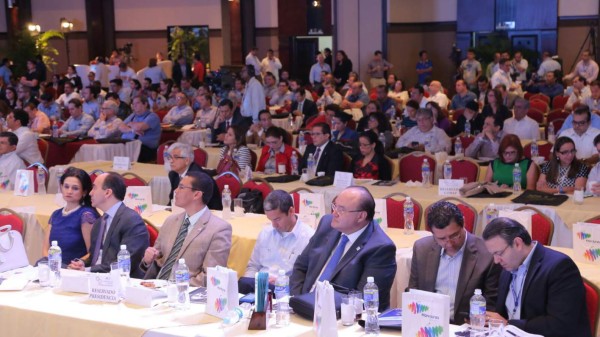 Cúpula empresarial reunida en Cumbre de Negocios en San Pedro Sula