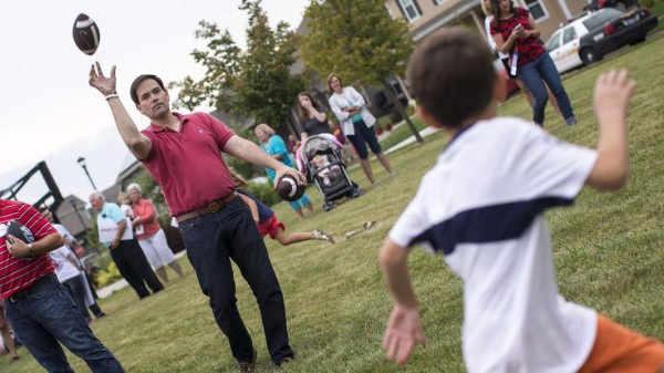 Video: Marco Rubio golpea a niño con pelota de 'football'
