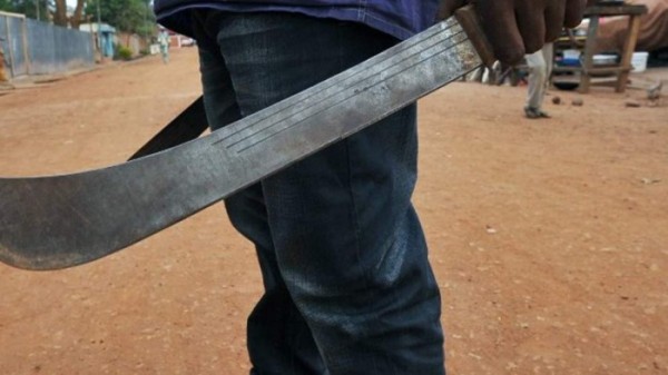 Hombre en estado de ebriedad machetea a su familia