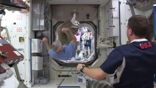 Astronautas juegan fútbol en la Estación Espacial
