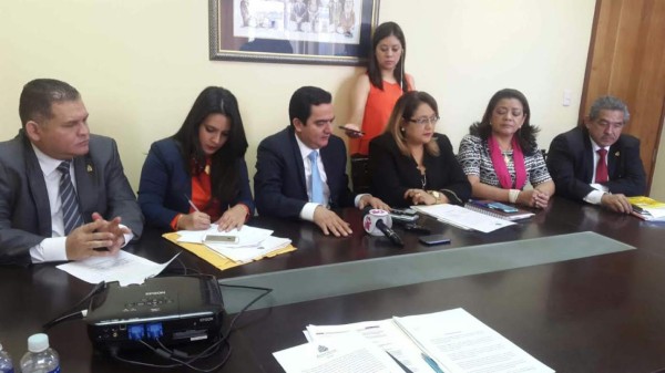 Amplían plazo para presentar dictámenes sobre plebiscito