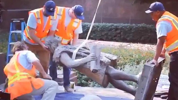 Retiran estatua de Cristobal Colón porque 'reescribe un capítulo manchado de la historia'
