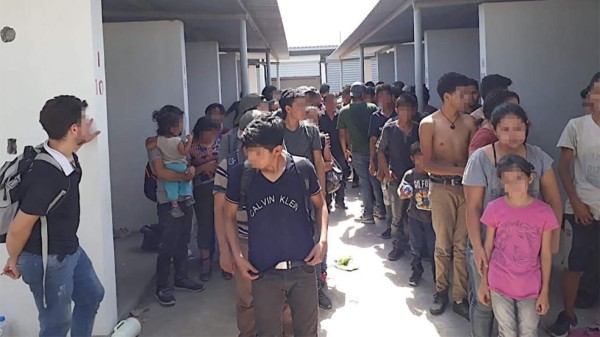 Policía mexicana captura a 75 migrantes que se escondían en una casa, 61 son hondureños