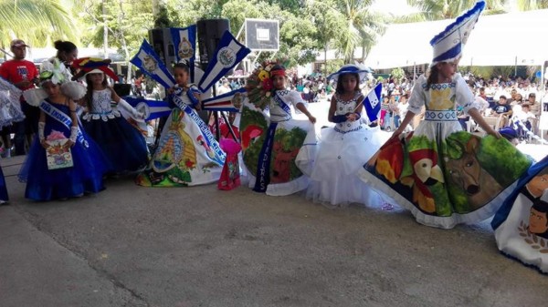 Impresionantes vestidos que demuestran cultura y patriotismo