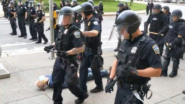 Se recupera hombre agredido por policía de Buffalo, cuya agresión se viraliza
