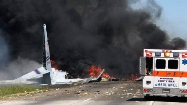 Nueve muertos tras estrellarse un avión militar en EEUU