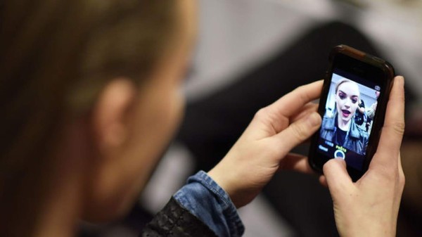 Juez rabínico prohíbe a una mujer hacerse selfis sin su esposo