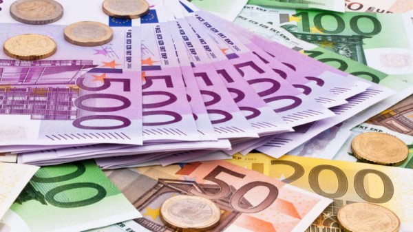 Un misterioso hombre reparte sobres con dinero en España